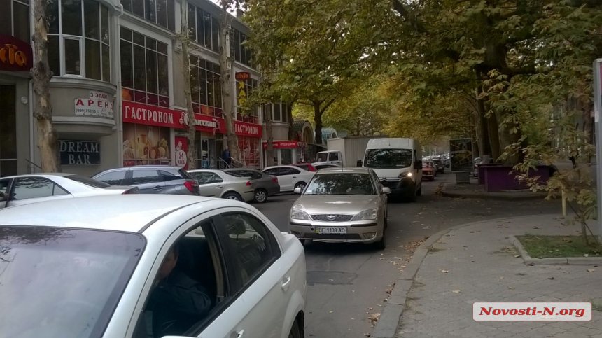 На улице Спасской пробка из-за аварии машины полицейских и Daewoo 5