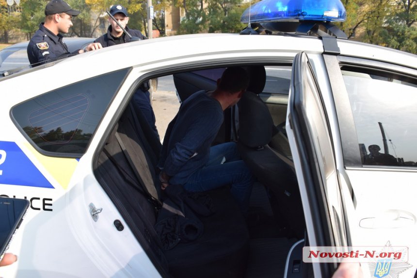 В Николаеве фальшивые «полицейские» и «морпех» заковали в наручники и избили до неузнаваемости мужчину 7