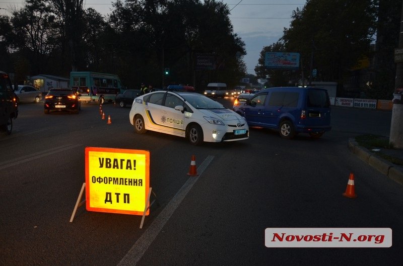 На перекрестке в Николаеве столкнулись «ВАЗ» и «Фольксваген» - пострадала женщина 8