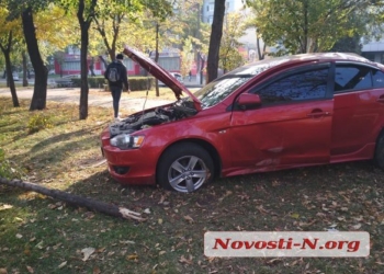 В Николаеве автомобиль из-за лопнувшего колеса выскочил на бульварную часть Центрального проспекта