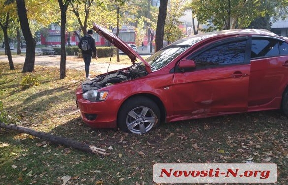 В Николаеве автомобиль из-за лопнувшего колеса выскочил на бульварную часть Центрального проспекта