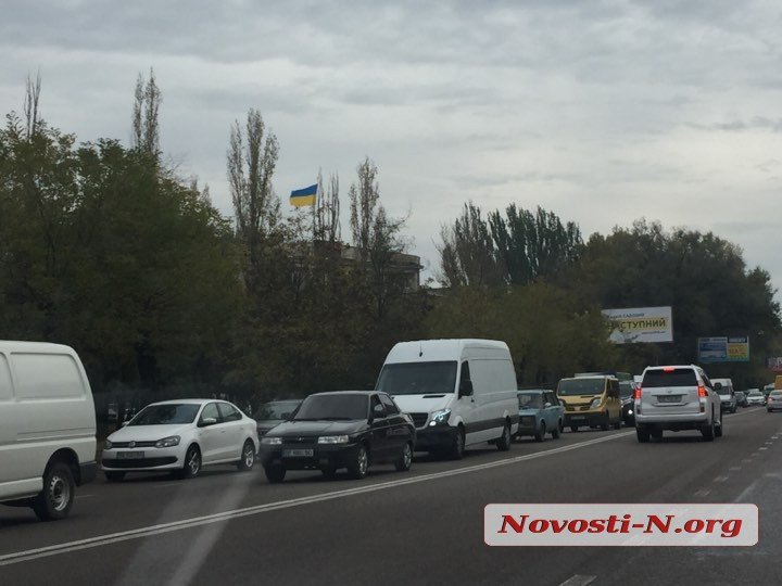 На Богоявленском проспекте столкнулись «Рено» и «ВАЗ», задев при этом маршрутку 19