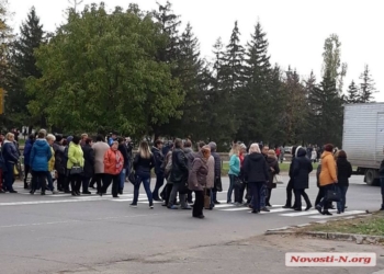 На Николаевщине медработники перекрыли киевскую трассу