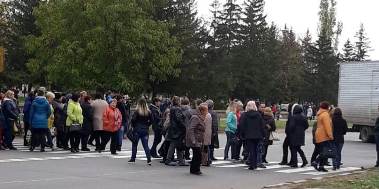 На Николаевщине медработники перекрыли киевскую трассу