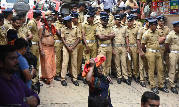 Били ногами и повредили автомобили: в Индии напали на женщин-репортеров