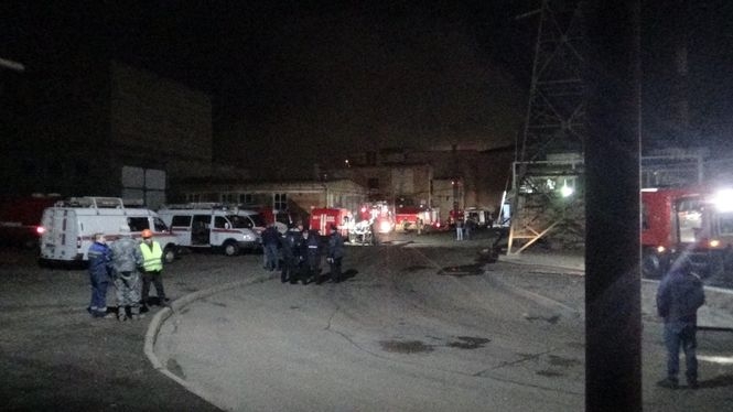 В России горит металлургический завод: есть погибший, спасатели заявили об угрозе взрыва