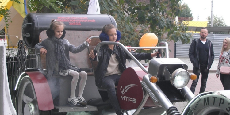 Большой подарок. Тепловозоремонтный завод передал детскому городку «Сказка» двухтонный мотоцикл