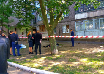 Две школьницы спрыгнули с крыши многоэтажки в Мариуполе