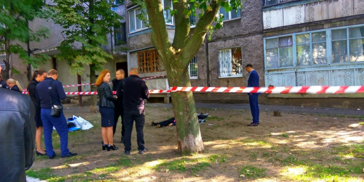 Две школьницы спрыгнули с крыши многоэтажки в Мариуполе