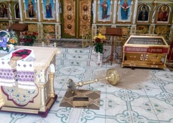 В Днепре пьяный мужчина “имел претензии к Богу” и начал крушить все в храме
