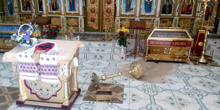 В Днепре пьяный мужчина “имел претензии к Богу” и начал крушить все в храме