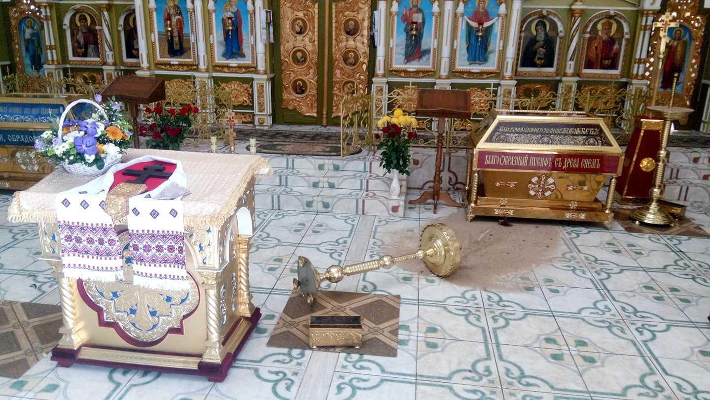 В Днепре пьяный мужчина “имел претензии к Богу” и начал крушить все в храме