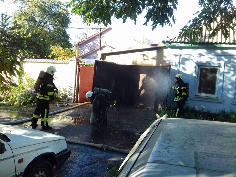 Николаевские пожарные спасли жизнь мужчине, который едва не отравился продуктами горения в собственном гараже 5