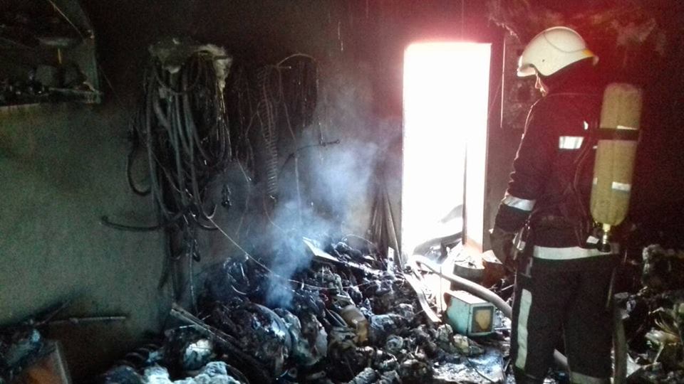 Николаевские пожарные спасли жизнь мужчине, который едва не отравился продуктами горения в собственном гараже 3