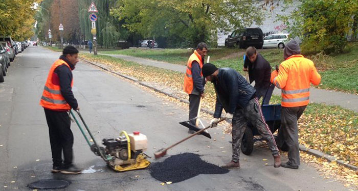Актуальный лайф-хак. Как киевляне собрали в в Facebook и Viber деньги на ремонт двух дорог на окраине