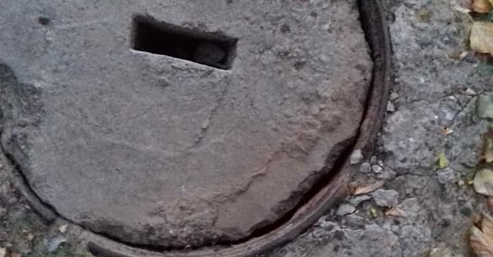 «У ребенка все лицо в ссадинах, у мужа травмирована нога»: в Корабельном районе мужчина провалился в люк