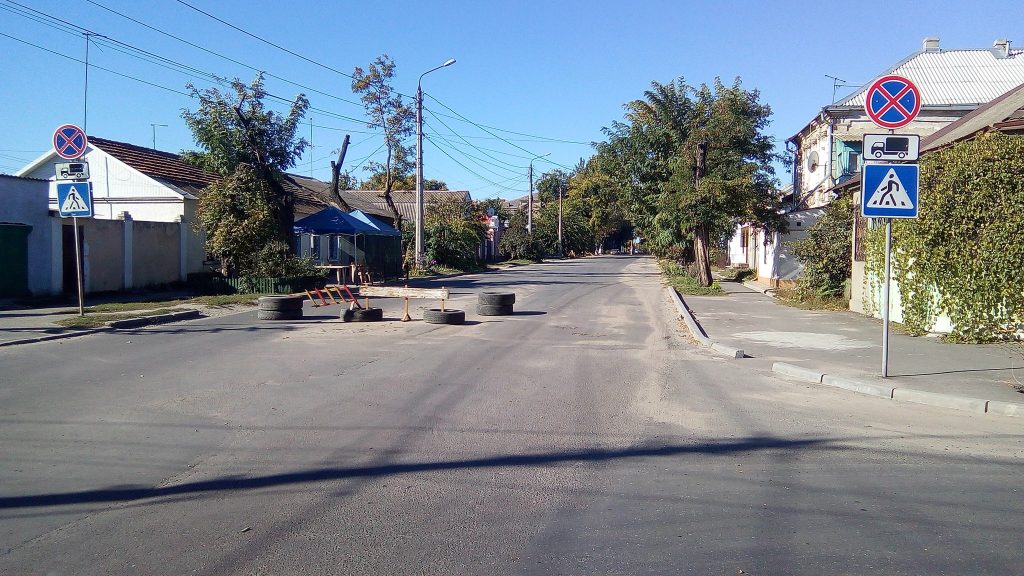 Жители улицы Кузнечной самовольно перекрыли движение машин, соорудив «баррикады». Полиция «футболит» к дорожникам 1