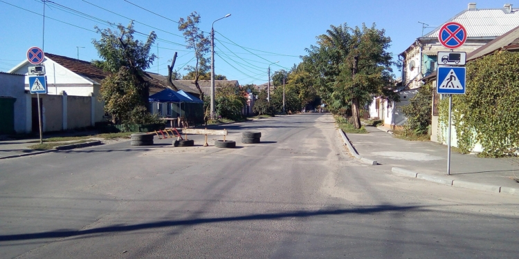 Жители улицы Кузнечной самовольно перекрыли движение машин, соорудив «баррикады». Полиция «футболит» к дорожникам