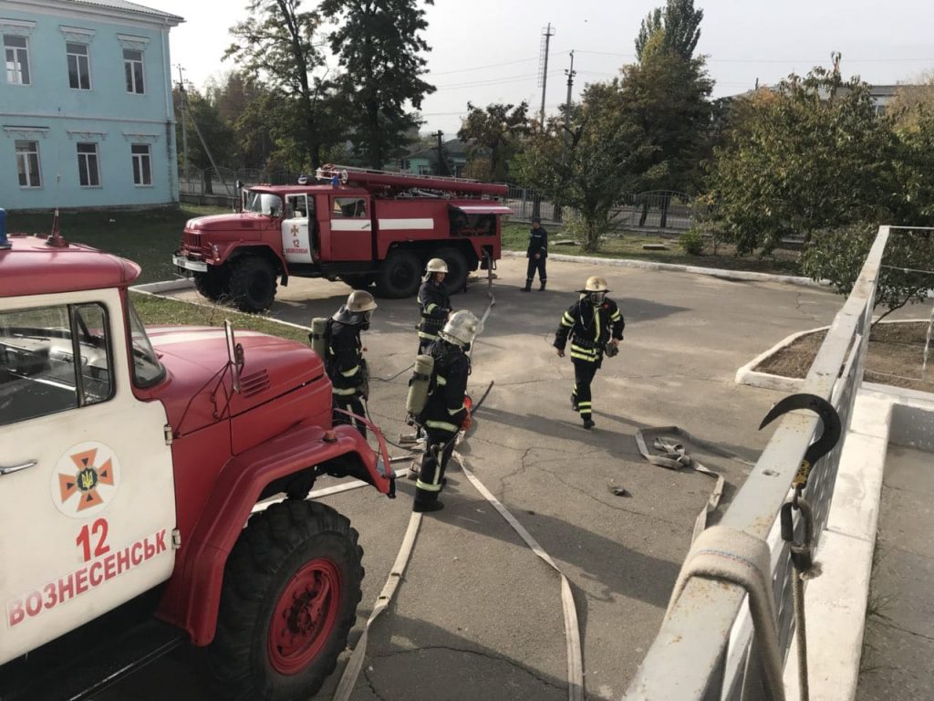 Спасатели отработали тушение школы-интерната в Вознесенске 1