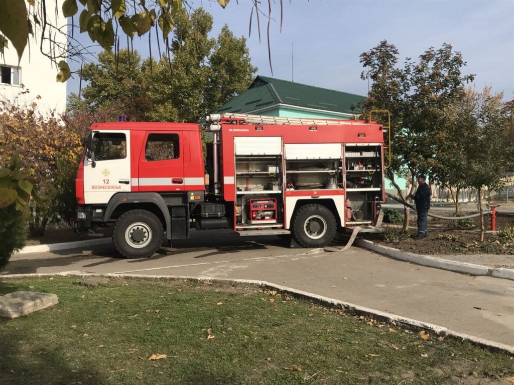 Спасатели отработали тушение школы-интерната в Вознесенске 3
