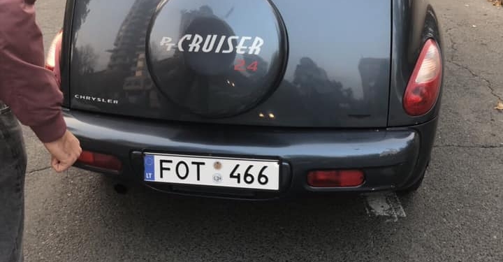 В центре Николаева водитель «Крайслера» едва не сбил семью на «переходе», а после набросился с кулаками