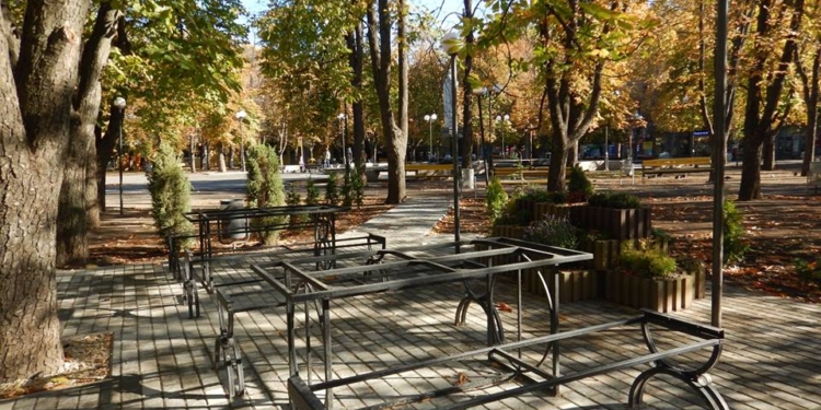 Для заядлых шахматистов в Каштановом сквере устроили «Шахматный городок»