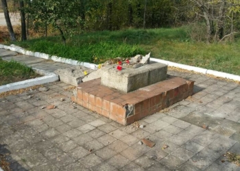 На Николаевщине вандалы разгромили памятник Герою Советского Союза