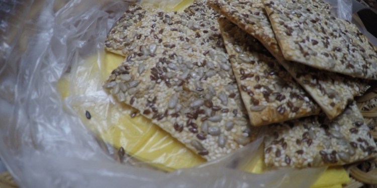 Николаевцу продали печенье с червями: «Ползают по дну коробки, на фоне семян в глаза не бросаются»