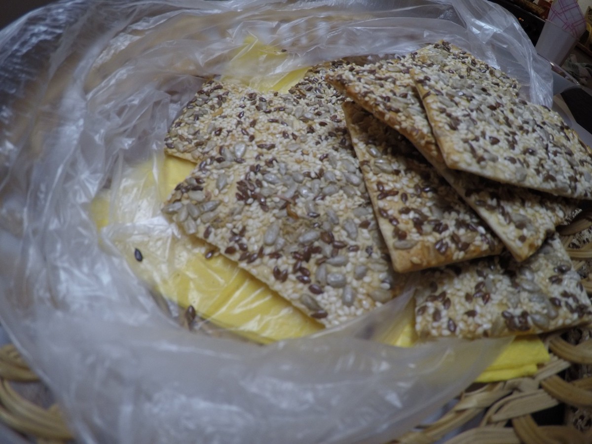 Николаевцу продали печенье с червями: «Ползают по дну коробки, на фоне семян в глаза не бросаются»