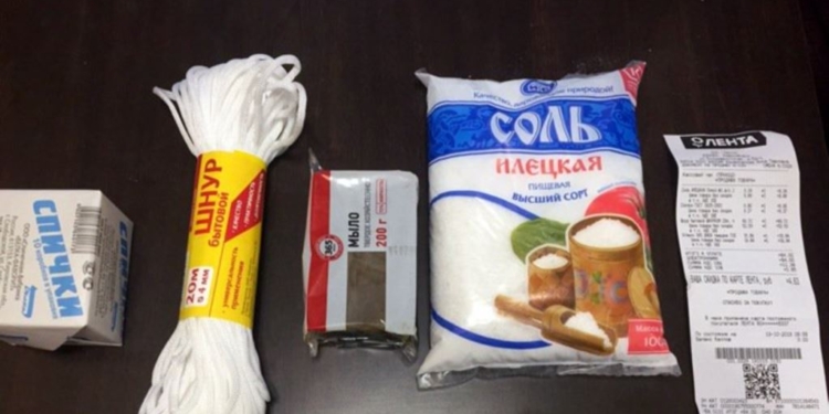 Пенсионерка подарила российскому министру мыло и веревку