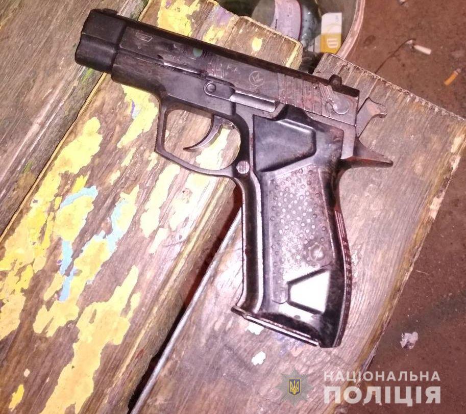 Сегодня ночью в Николаеве снова стреляли: полиция нашла на месте инцидента 20 гильз и мужчину с многочисленными ранениями 9