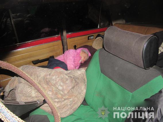 В Николаеве нашли семью, которая с 3-летним ребенком жила в легковом автомобиле 9