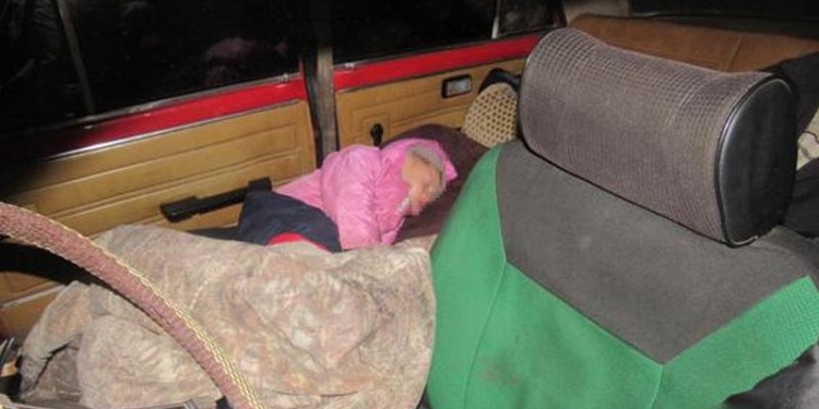 В Николаеве нашли семью, которая с 3-летним ребенком жила в легковом автомобиле