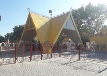 С опозданием на год, но все равно хорошо: у николаевского городка «Сказка» сняли строительный забор