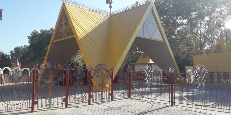 С опозданием на год, но все равно хорошо: у николаевского городка «Сказка» сняли строительный забор