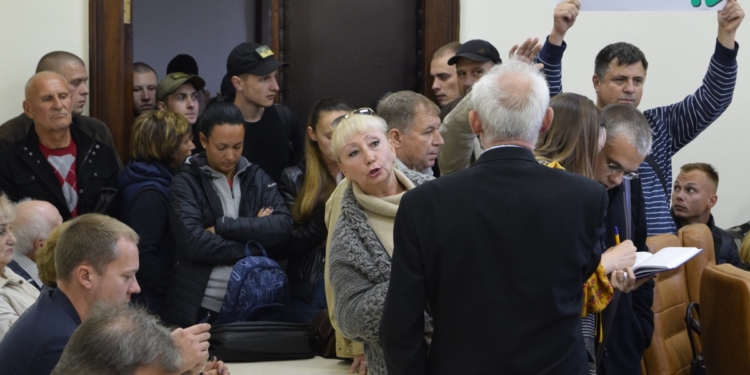 С криками и толкотней «земельная» комиссия горсовета Николаева рассмотрела вопрос «Спартака»