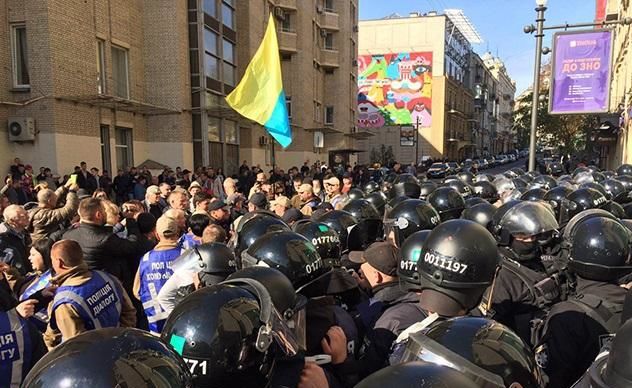 В центре Киева активисты подрались с правоохранителями: в ход шли дубинки и слезоточивый газ 1