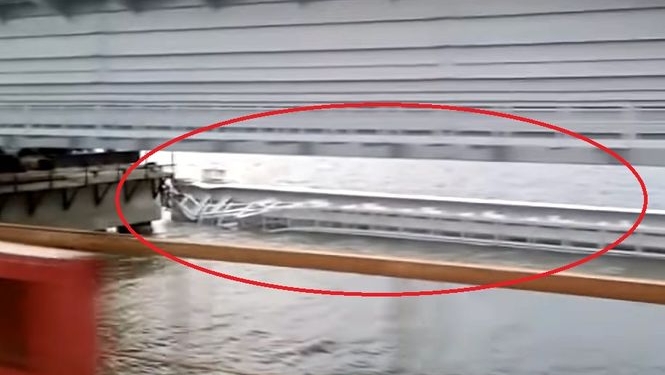 Один из пролетов Керченского моста рухнул в пролив