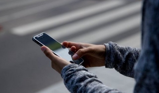 В Литве пешеходам запретили пользоваться мобильными на переходах