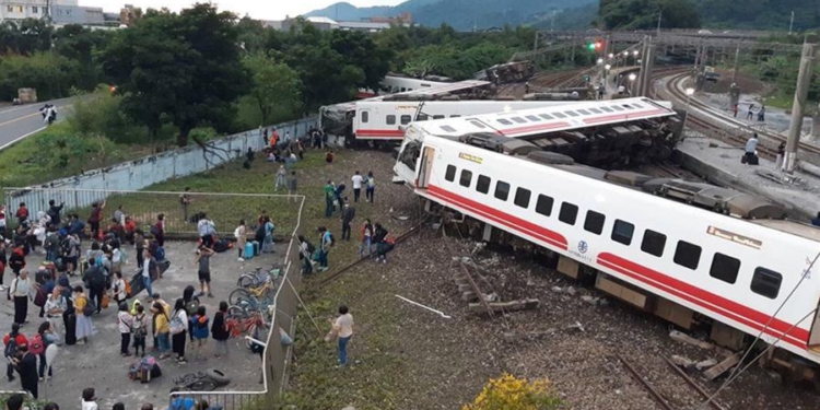 Число пострадавших в железнодорожной катастрофе на Тайване превысило 150 человек