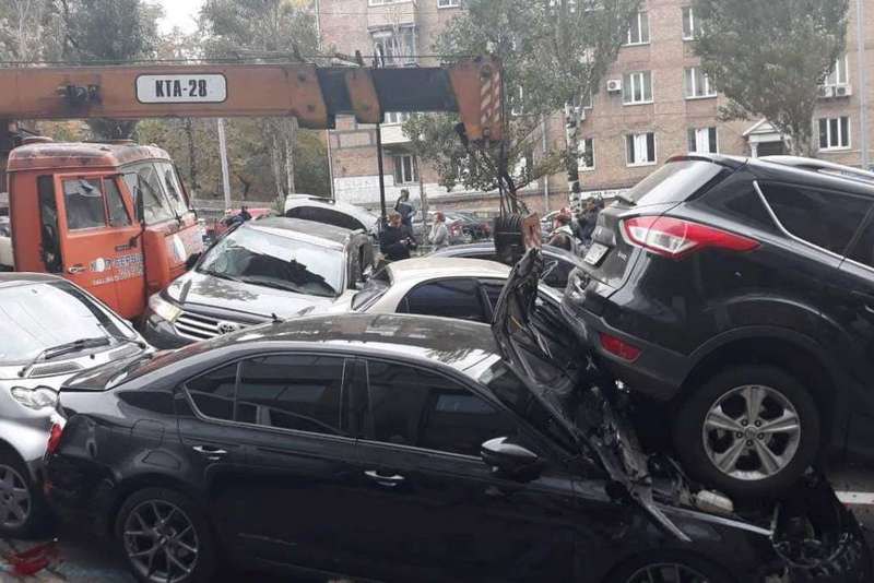 Автокран без тормозов смял 10 автомобилей в Киеве 3