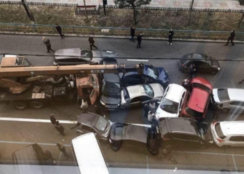 Автокран без тормозов смял 10 автомобилей в Киеве