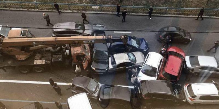 Автокран без тормозов смял 10 автомобилей в Киеве