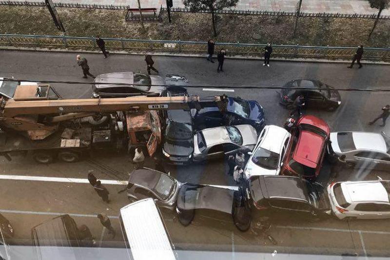Автокран без тормозов смял 10 автомобилей в Киеве 1