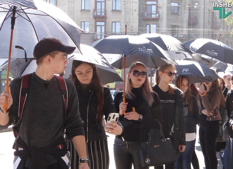 В Николаеве прошло шествие с черными зонтиками 11