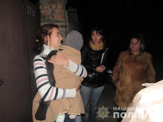 В Николаеве нашли семью, которая с 3-летним ребенком жила в легковом автомобиле 11