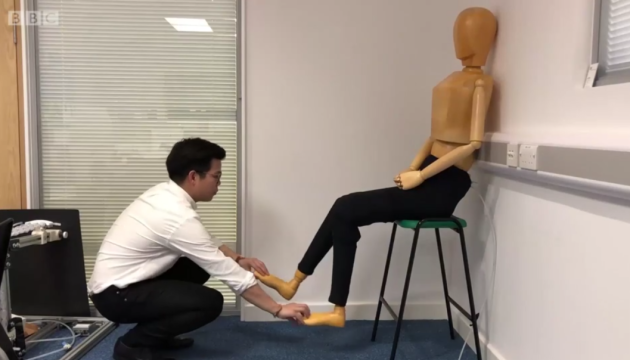 Ученые создали “умные” штаны, что помогают ходить инвалидам