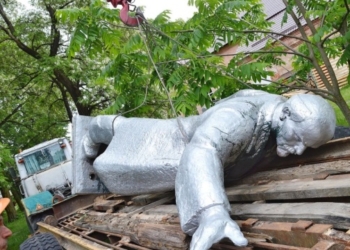 На Черниговщине власти организовали аукцион и продали бронзового Ленина за 220 тысяч гривен