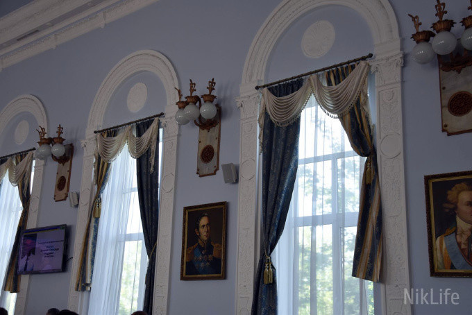 Со стен сессионного зала Николаевской мэрии убрали портреты российских адмиралов 21