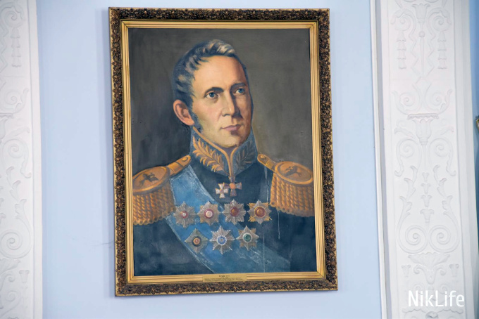 Со стен сессионного зала Николаевской мэрии убрали портреты российских адмиралов 17